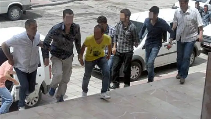 Ruhsatsız tabanca ile 6 kişi yakalandı