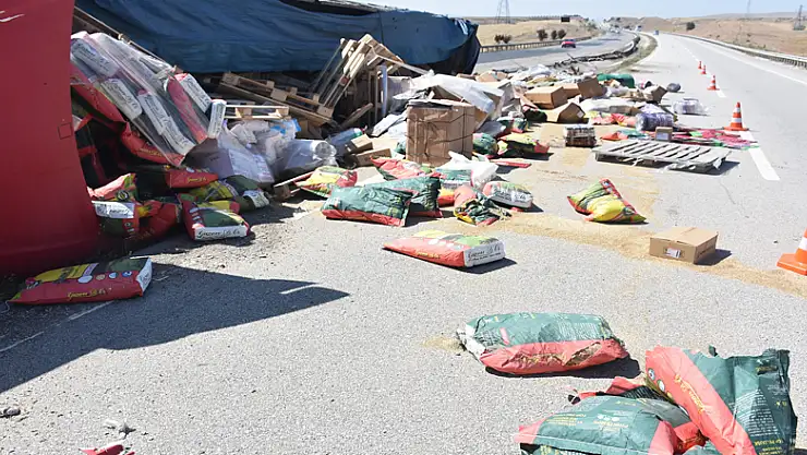Kaza yapan tırdaki malzemeler yola saçıldı: 1 yaralı  
