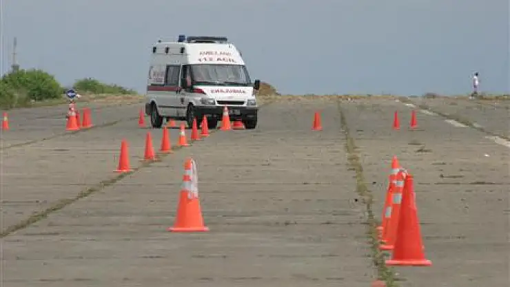 Ambulanslar yarıştı