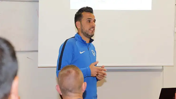 Futbol Okulu Antenörleri toplantısı