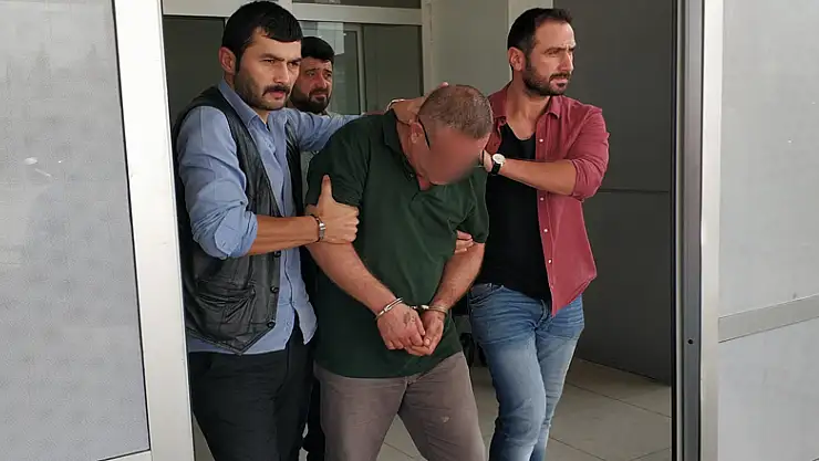 Kavgayı ayırmak isterken iki kişiyi bıçakladı