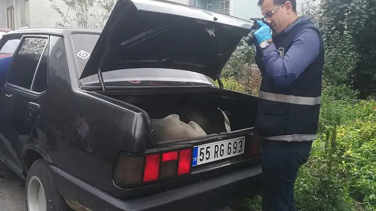 Park halindeki otomobilin ses sitemi çalındı