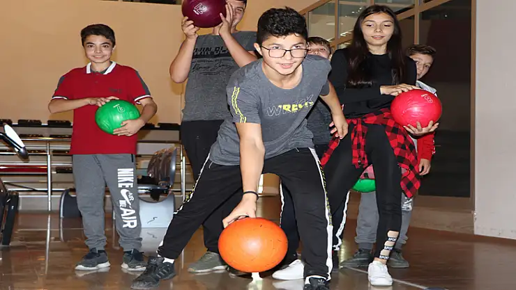 Hayalleri gerçek oldu, hayatlarında ilk defa bowling oynadılar