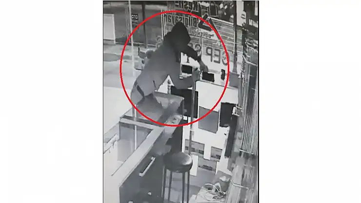 Poşetli telefon hırsızı kamerada