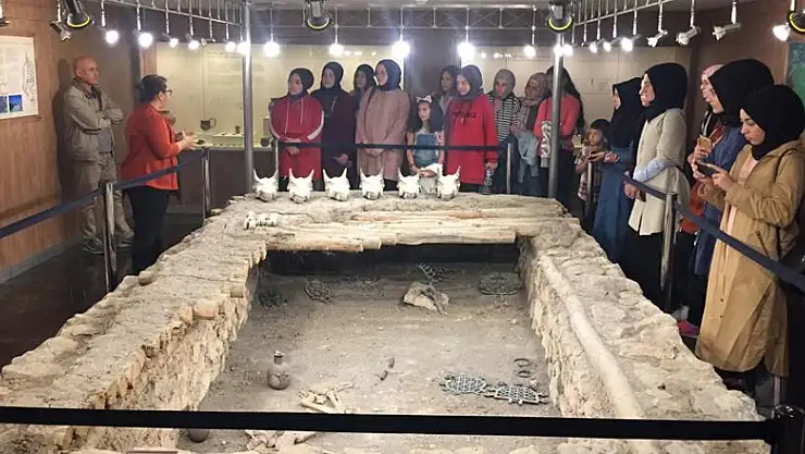 Samsun'lu öğrenciler Çorum müzesinde eğitim görüyor