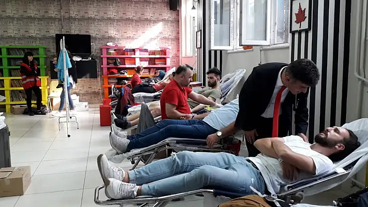 Okuldan rekor kan bağışı