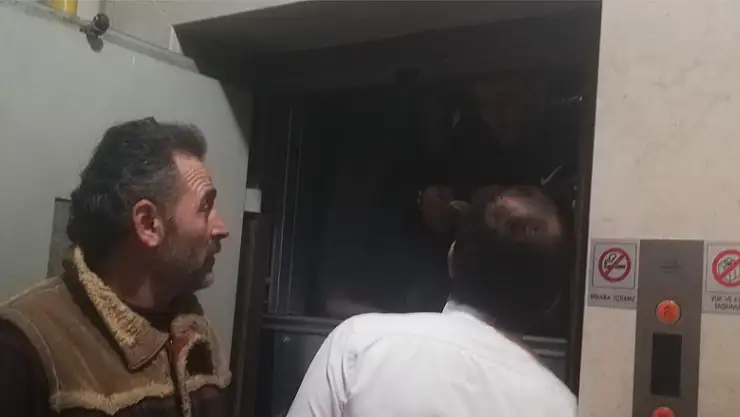 Asansörde mahsur kalan 7 kişi kurtarıldı  