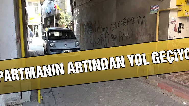 Samsun'da apartmanın artından yol geçiyor