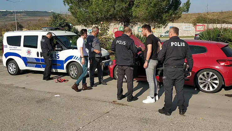 Otomobilde mahsur kalan gençleri polis kurtardı