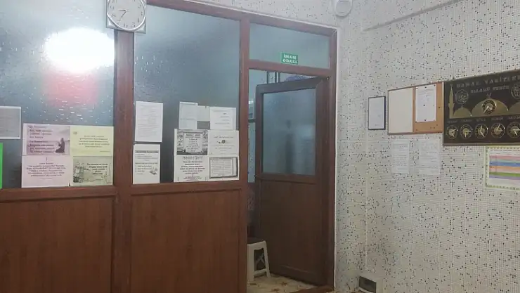 Hırsız, camideki sadaka kutusunu ve telefonu çaldı