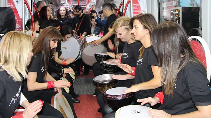 Tramvayda sıra dışı Öğretmenler Günü kutlaması