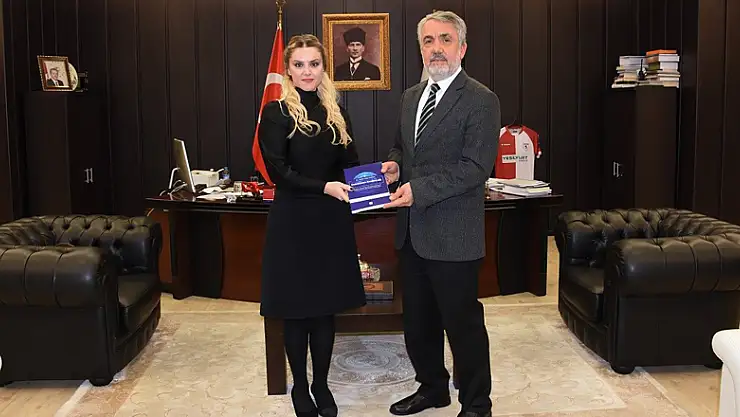 Kitabını Rektör Bilgiç'e hediye etti