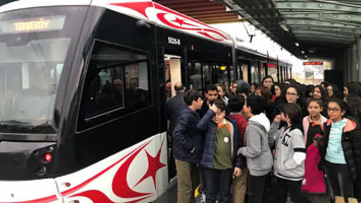 Öğrencilere toplu taşımanın faydaları anlatılıyor