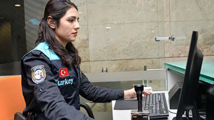 Pasaport polisinin kıyafeti değişti