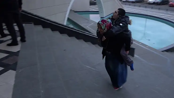 Tekerlekli sandalyesi olmayan oğlunu sırtında taşıyarak getirdi