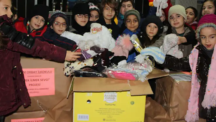 Çocuklar üşümesin diye 'İlmek İlmek Sevgi' ördüler