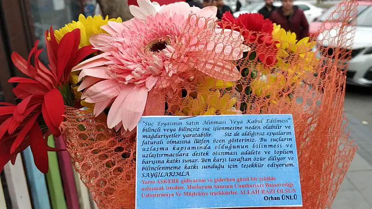 Cezadan kurtulmak için sokakta bedava çiçek dağıttı