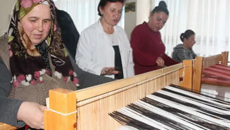 Dokuma tezgahlarında hayatlarını dokuyorlar