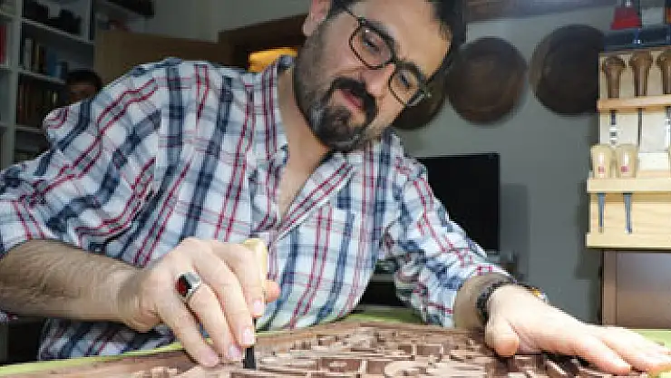 Hem ortopedi doktoru hem ahşap oyma ustası