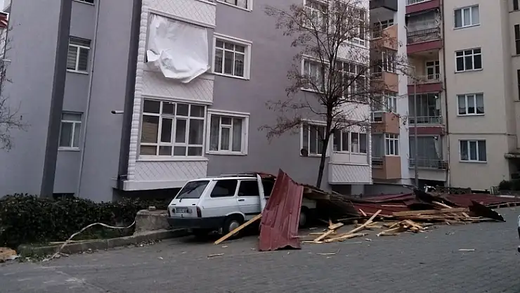 Rüzgar çatı uçurdu