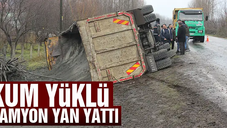 Kum yüklü kamyon yan yattı