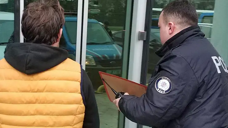 Oto servisinden hırsızlık zanlısı tutuklandı