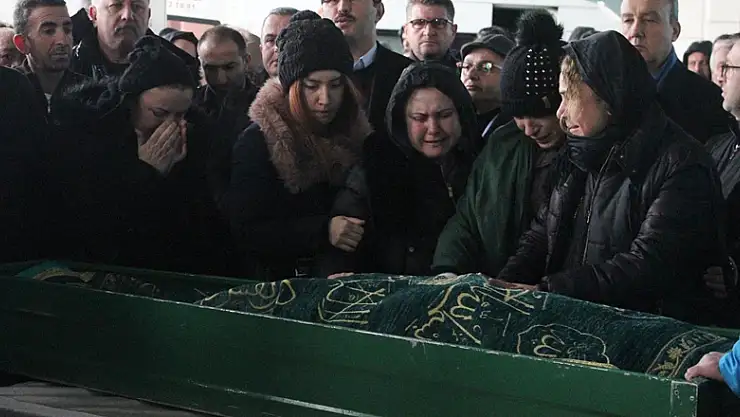 Kalbine yenik düşen sağlık memuru için tören