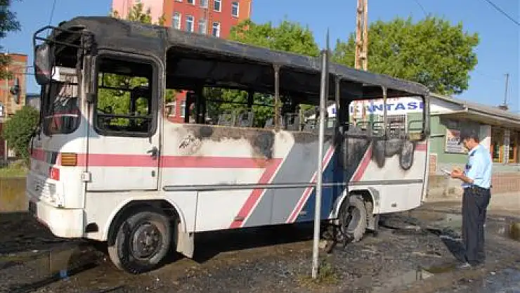 Park halindeki minibüs kundaklandı