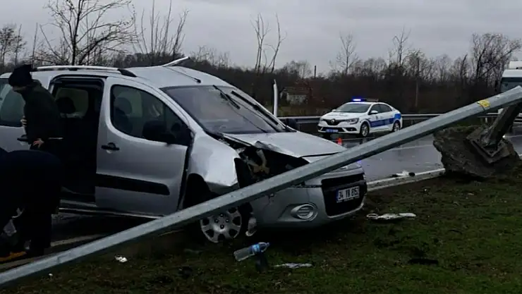 Samsun'da kapalı kasa kamyonetler çarpıştı: 4 yaralı