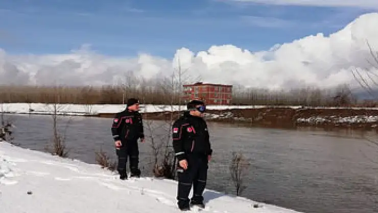 Kızının peşinden ırmağa atlayınca kaybolan babayı arama çalışması devam ediyor