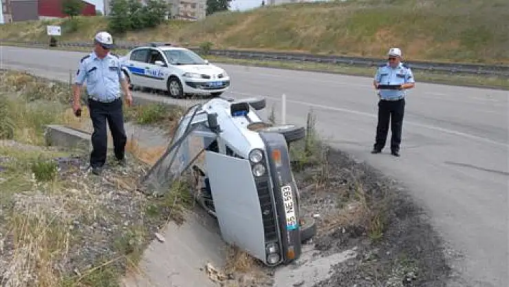Otomobil su kanalına devrildi