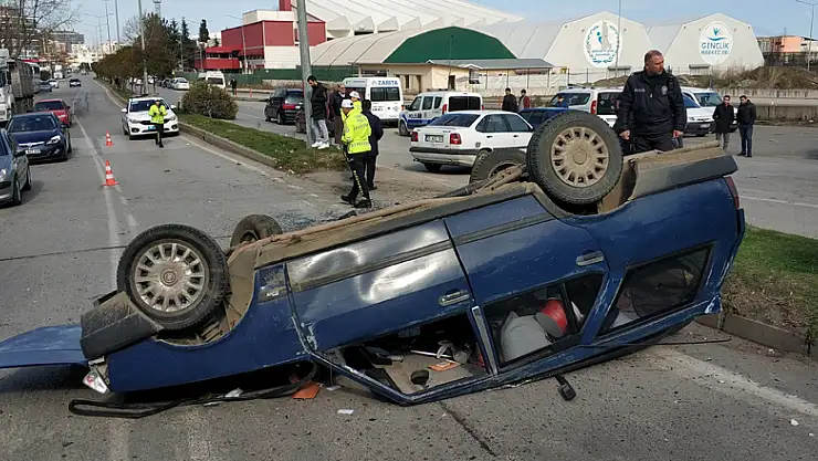 Sürücü parçalanan araçtan sağ kurtuldu