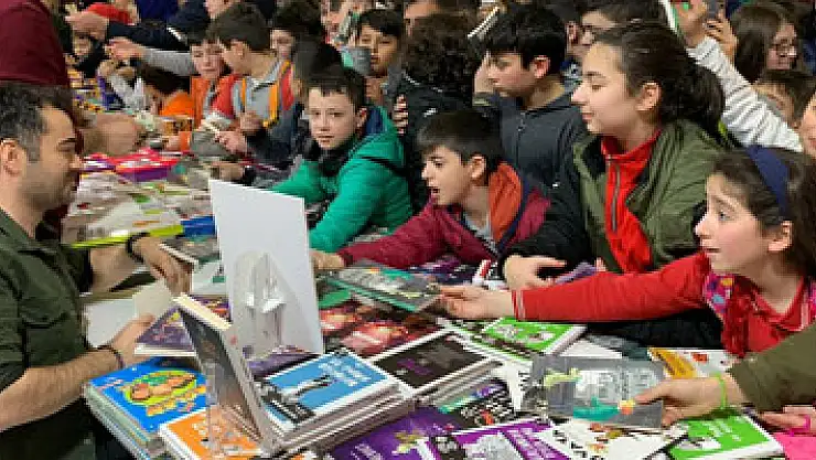 Genç Yazar Faruk Yıldız'a imza gününde büyük ilgi