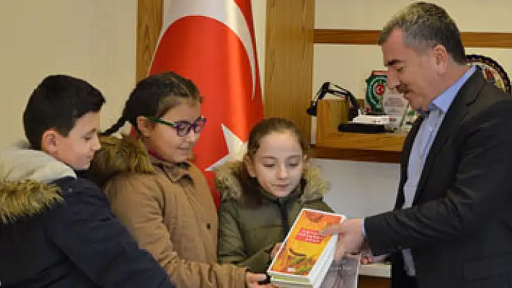 Başkan Özdemir'e kitap hediye ettiler