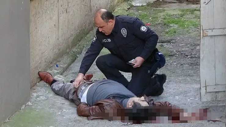 Misafir olduğu evin önünde kanlar içinde ölü bulundu