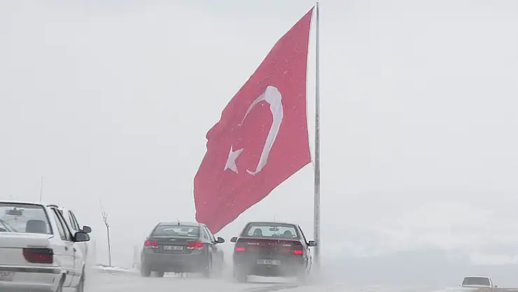 Kar ve 2 bin metrekarelik dev Türk bayrağı güzelliği