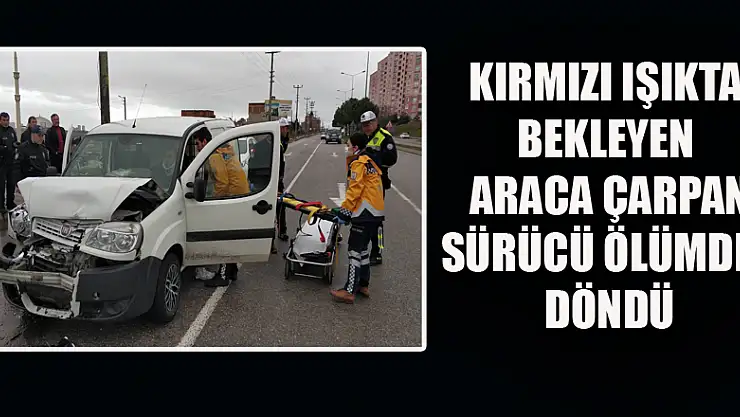 Kırmızı ışıkta bekleyen araca çarpan sürücü ölümden döndü