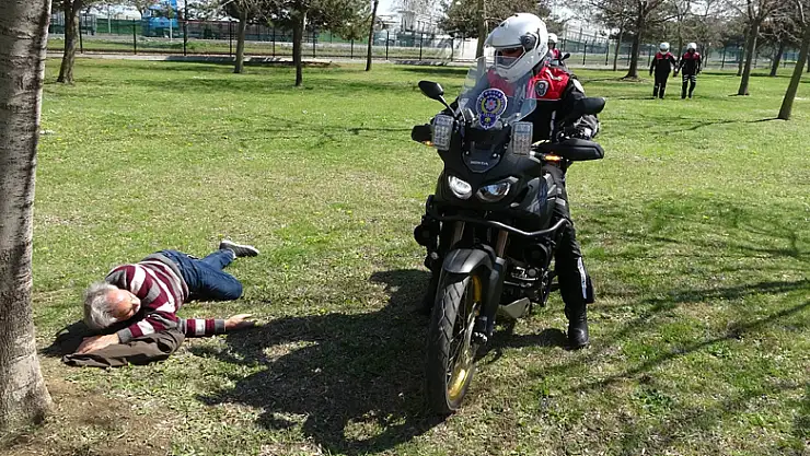 Samsun'da polis sokağa çıkması yasak olan 65 yaş üstü vatandaşları evine gönderdi