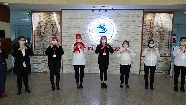 Hastane personelinden işaret diliyle 'evde kal' çağrısı