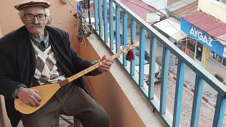 96 yaşındaki dede curasını aldı, balkondan 'evde kalın'mesajı verdi