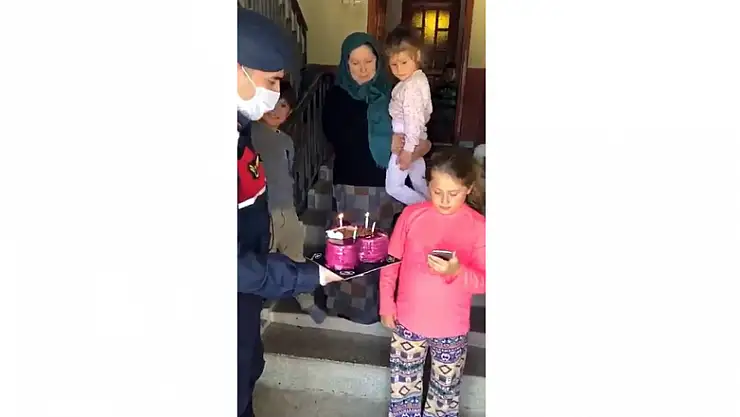 Jandarmadan minik Azra'ya doğum günü sürprizi