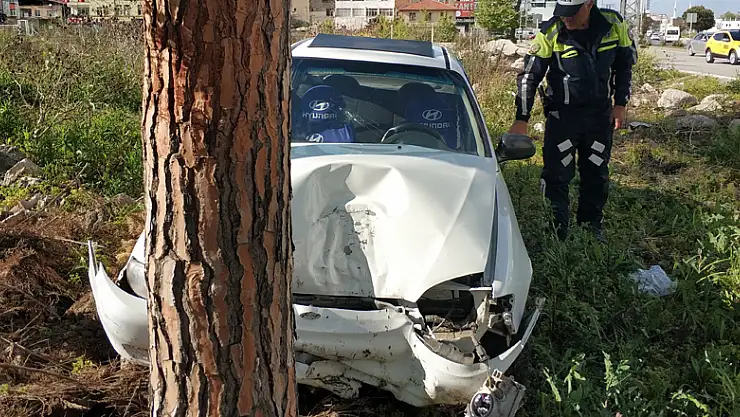 Samsun'da direksiyonu kilitlenen otomobil ağaca çarptı: 1 yaralı