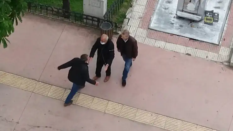 Gündüz vakti alkol alan şahıs yoldan geçenlere saldırdı