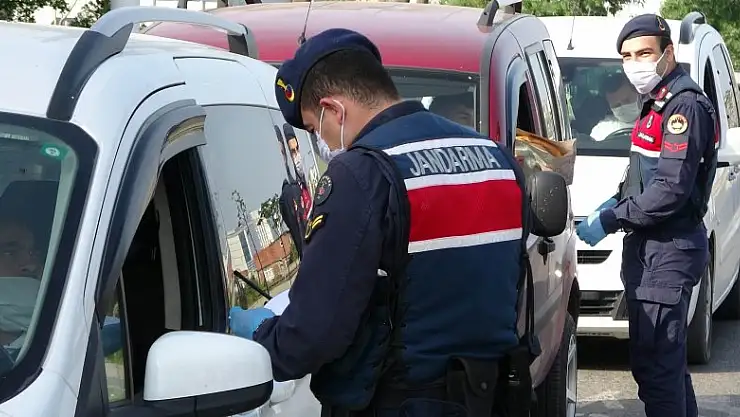 Jandarma ve polisten maske ve izin belgesi denetimi 