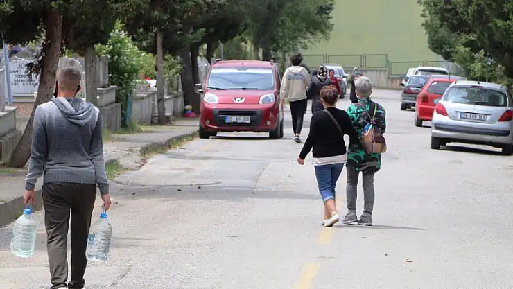 Kısıtlama öncesi mezarlık ziyareti  