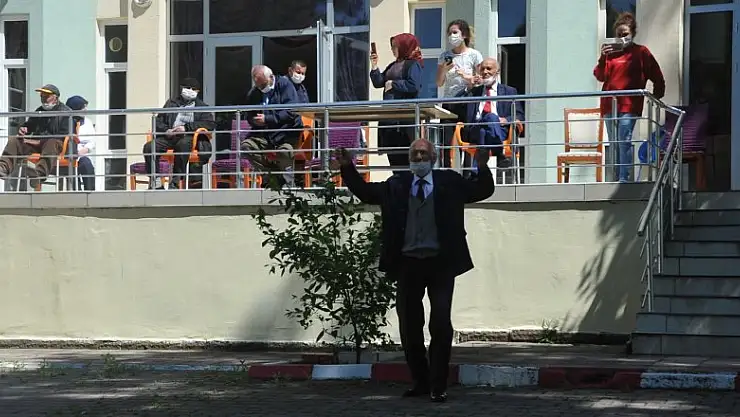 Samsun'da sokağa çıkamayan huzurevi sakinlerinin eğlence ayaklarına geldi   