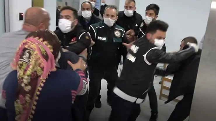 Hastanede katil zanlısına saldırıyı polis önledi 