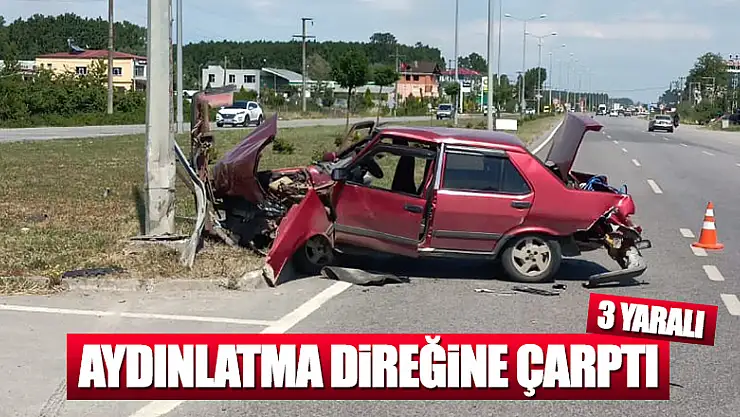 Otomobil aydınlatma direğine çarptı: 3 yaralı