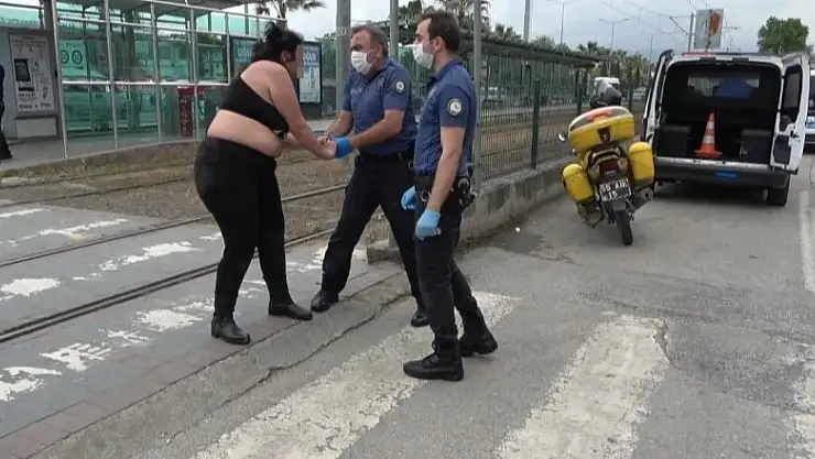 Samsun'da yola atlayan yarı çıplak kadını polis kurtardı 