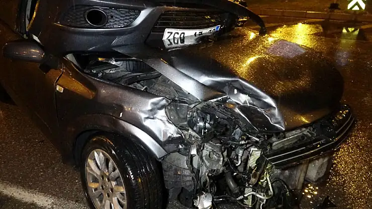 Samsun'da kavşakta iki otomobil çarpıştı: 1 yaralı